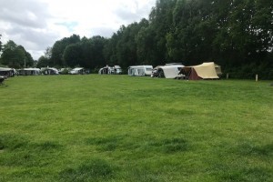 grote veld met kampeerders